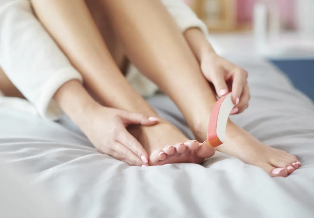 Naturalna pielęgnacja stóp czy profesjonalna pomoc podologa - co wybrać?