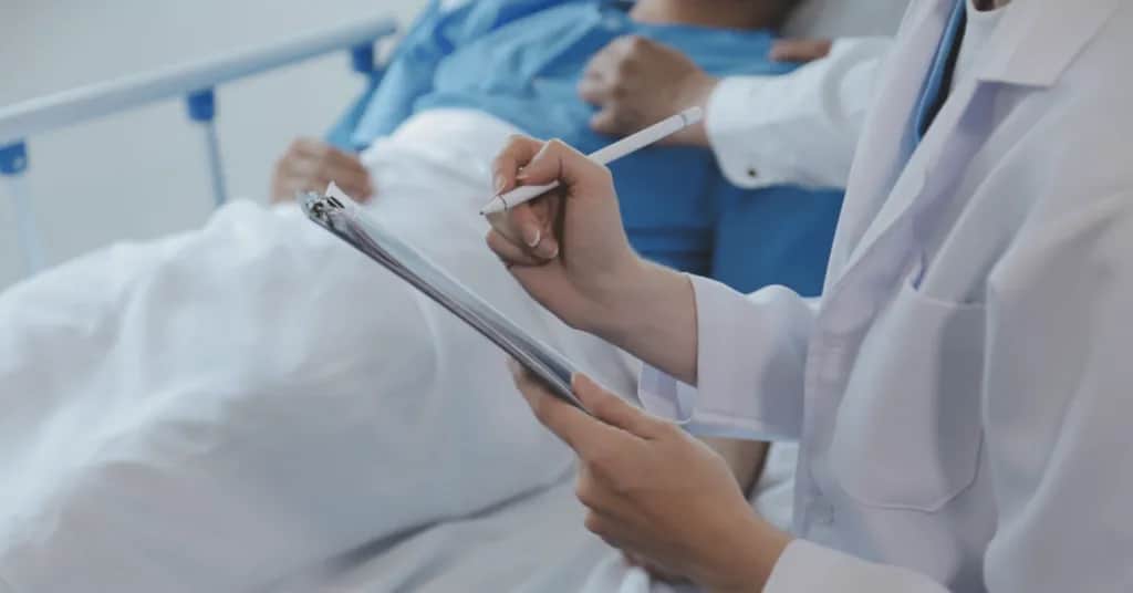 Ile zarabia lekarz pogotowia? Zaskakujące różnice w wynagrodzeniu