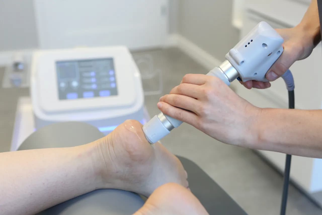 Zabieg na ostrogi piętowe falą uderzeniową - szybka ulga w bólu